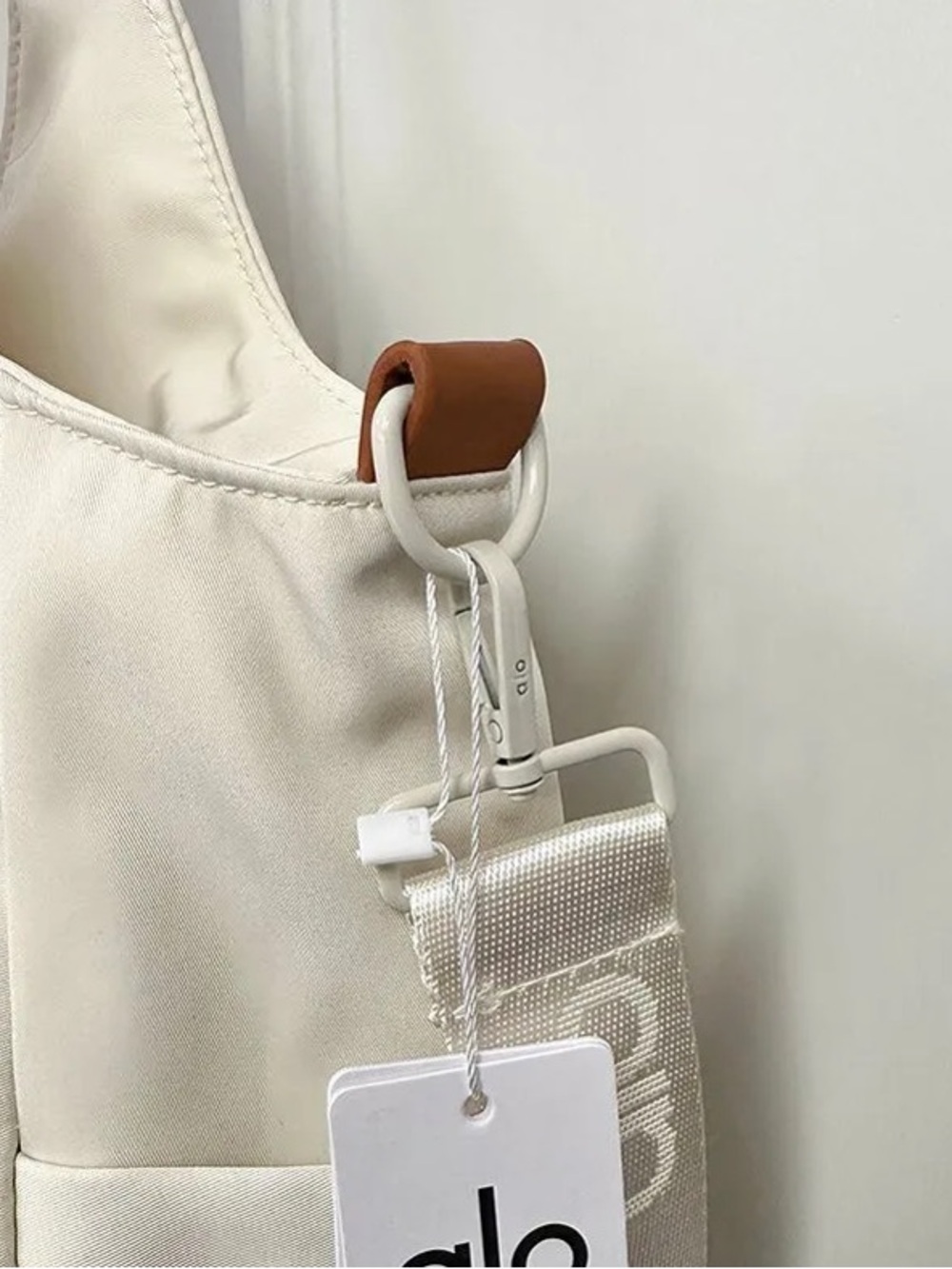 alo white shoulder bag - Picture 7 of 8